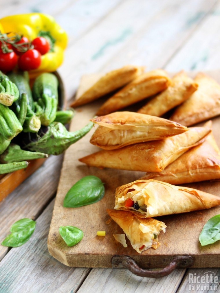 Sfiziosi triangolini di pasta fillo con verdure