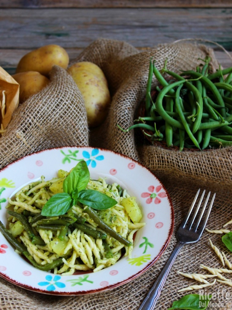 Come fare le trofie al pesto con patate e fagiolini