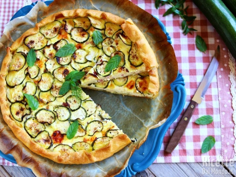 Torta salata di brisè con zucchine e bacon ricca