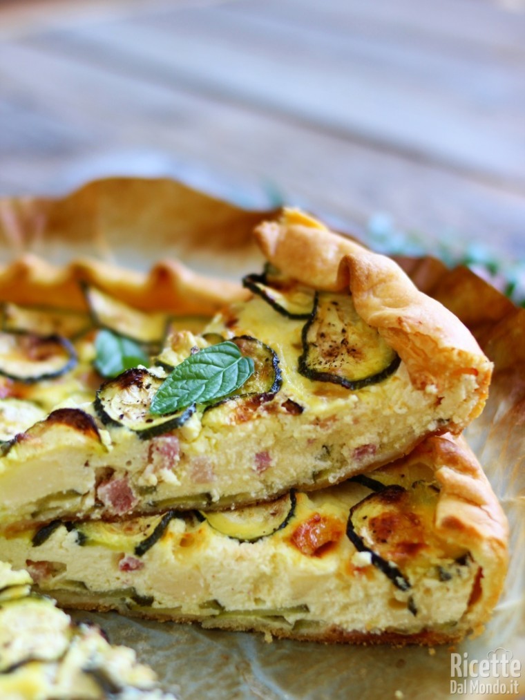 Ricetta semplice della Torta salata di brisè con zucchine e bacon