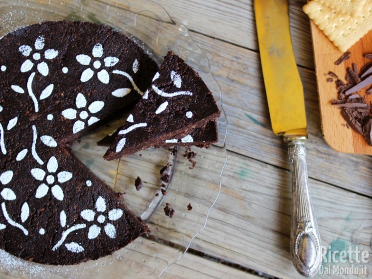 Semplice torta di biscotti senza cottura al cioccolato