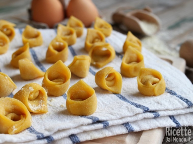 Tortellini Alla Bolognese Ricettedalmondo It