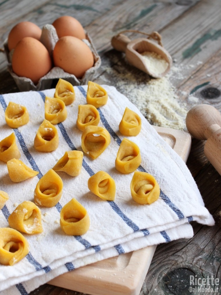 Tortellini Alla Bolognese Ricettedalmondo It