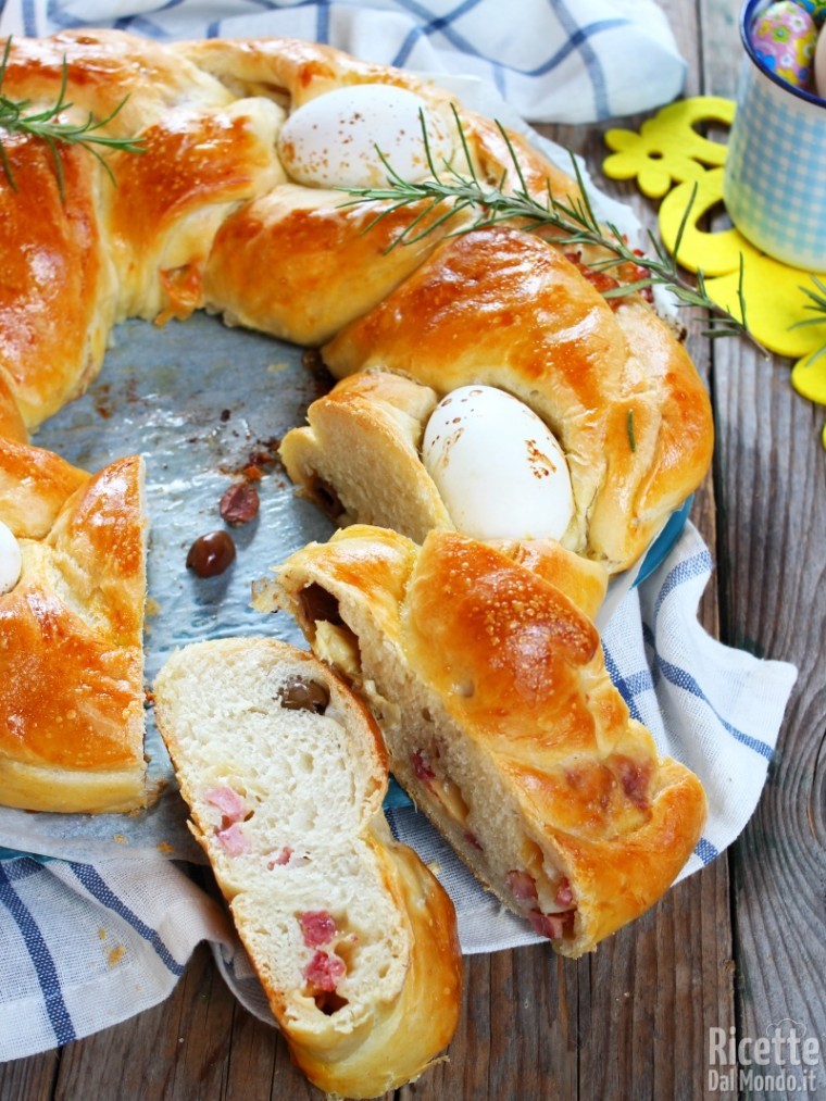 Treccia farcita di Pasqua con le uova