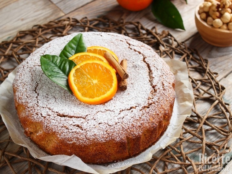 Torta vegana all'arancia e cannella con nocciole