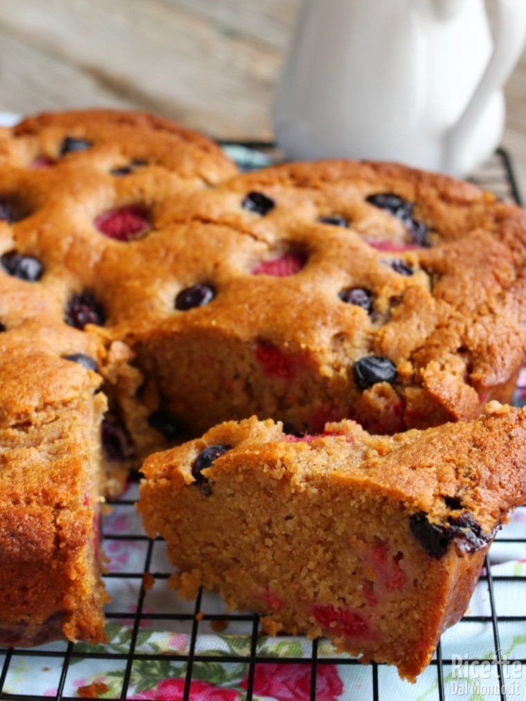 Semplice torta vegana con frutti di bosco freschi