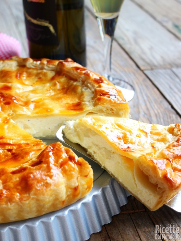 Come fare la torta salata di pasta sfoglia al formaggio