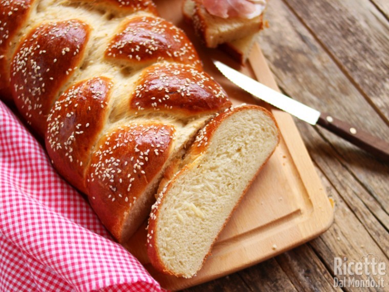 Treccia di pan brioche al parmigiano