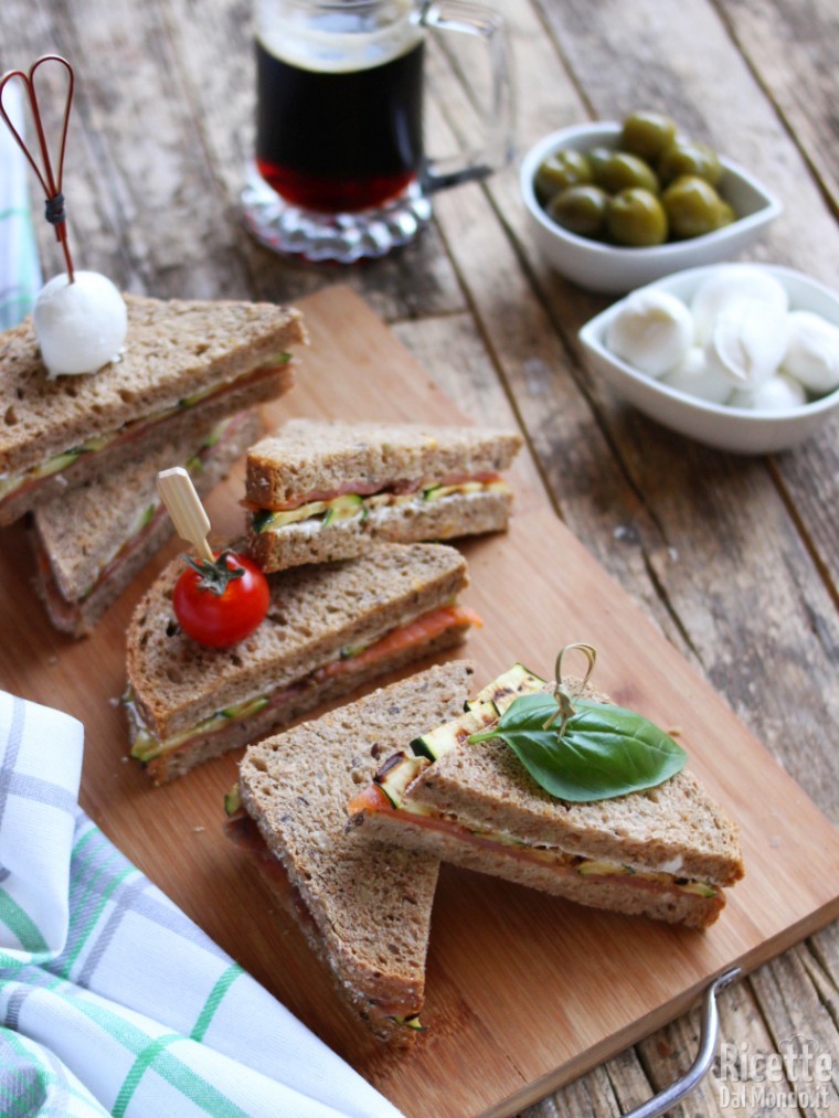 Ricetta tramezzini di pane ai cereali con zucchine e salmone