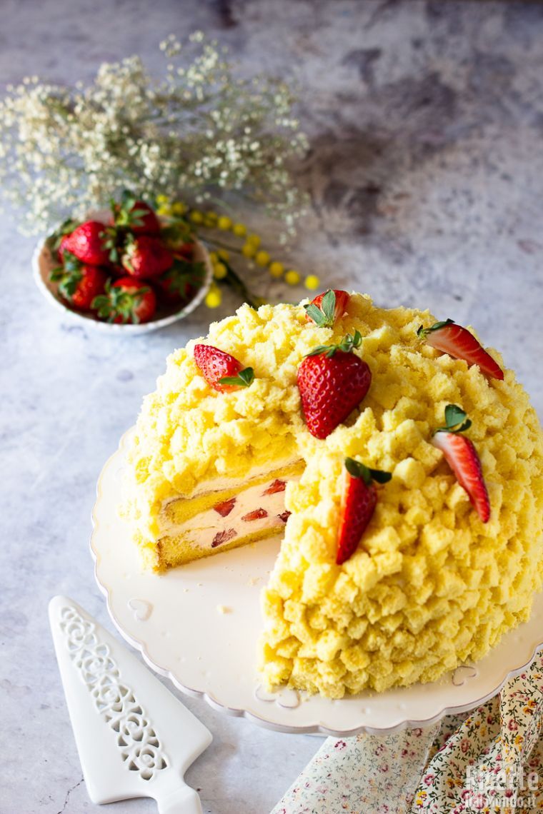 Come fare la torta mimosa alle fragole