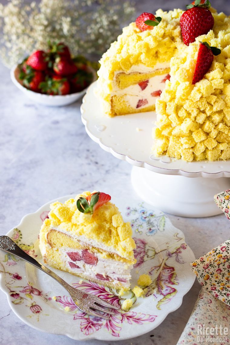 Torta mimosa alle fragole per la festa della donna