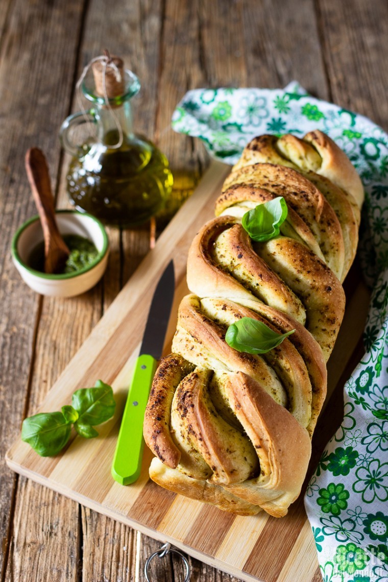 Ricetta treccia di pane morbido al pesto di basilico