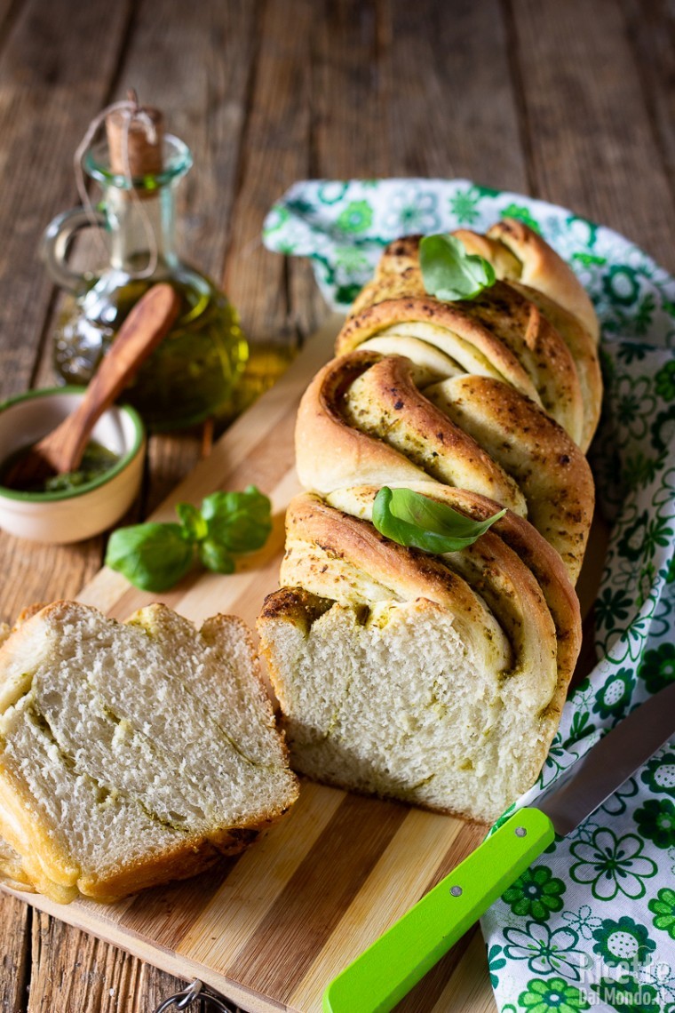 Come fare la treccia di pane morbido al pesto