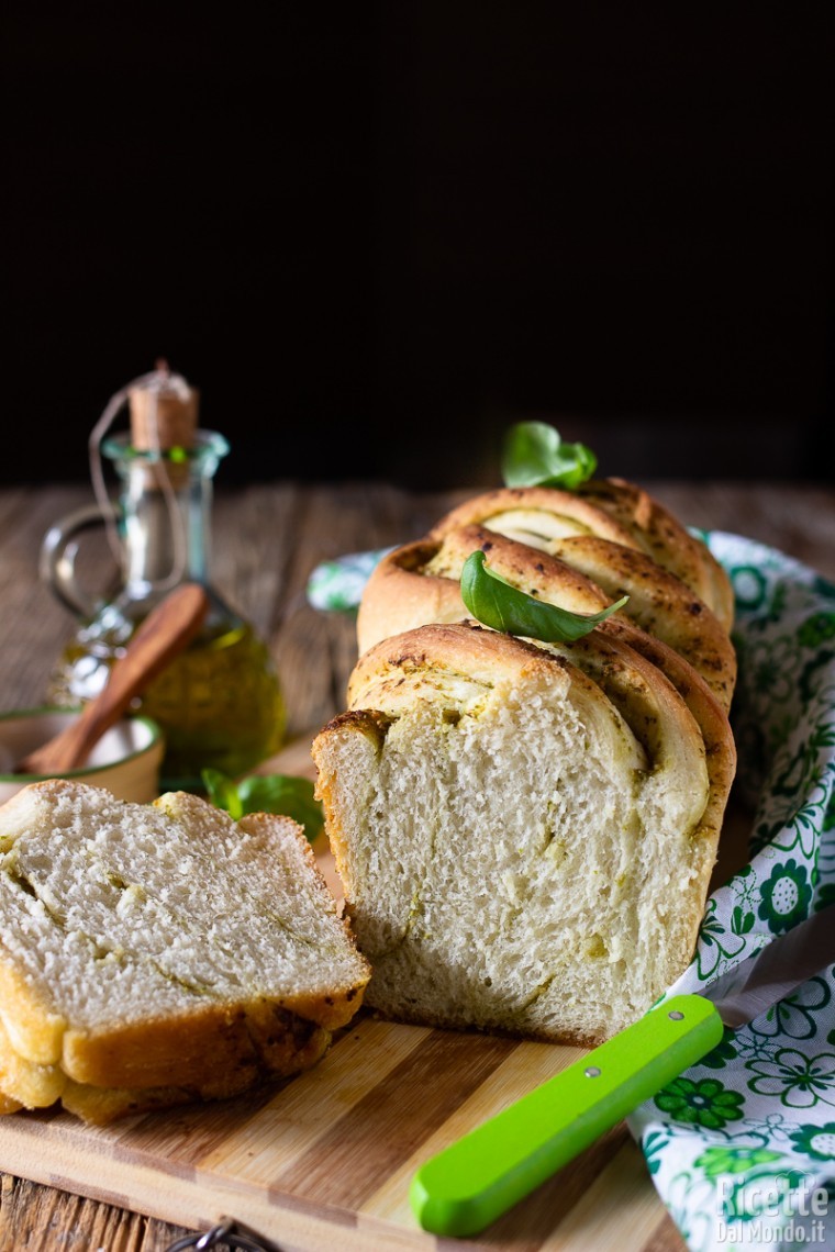 Treccia di pane morbido al pesto di basilico