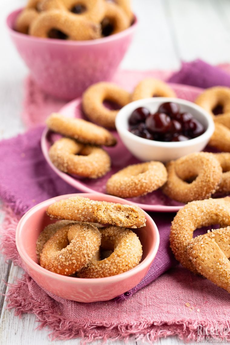Come fare i tarallini dolci all'amarena con esubero di pasta madre
