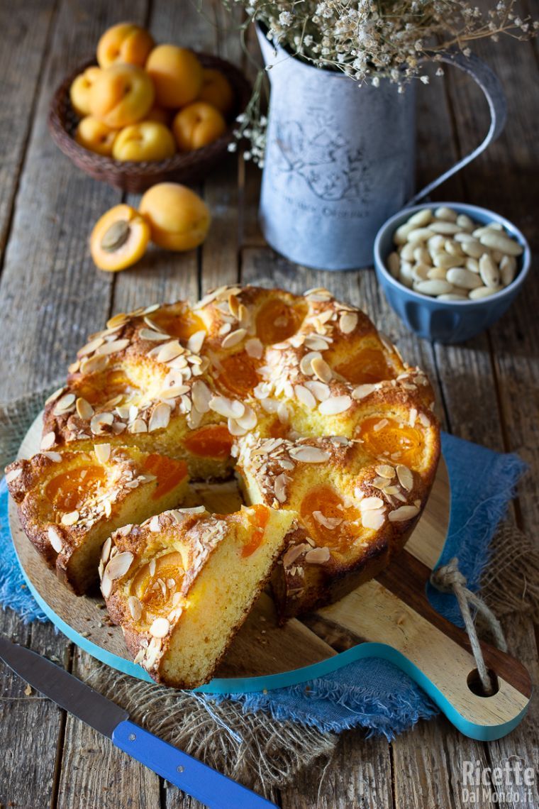 Semplice e soffice torta di albicocche e mandorle