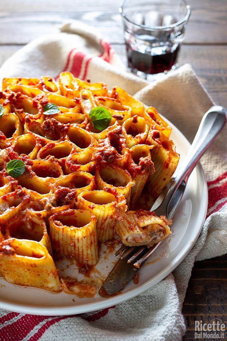 Come fare la torta di paccheri ripieni al forno