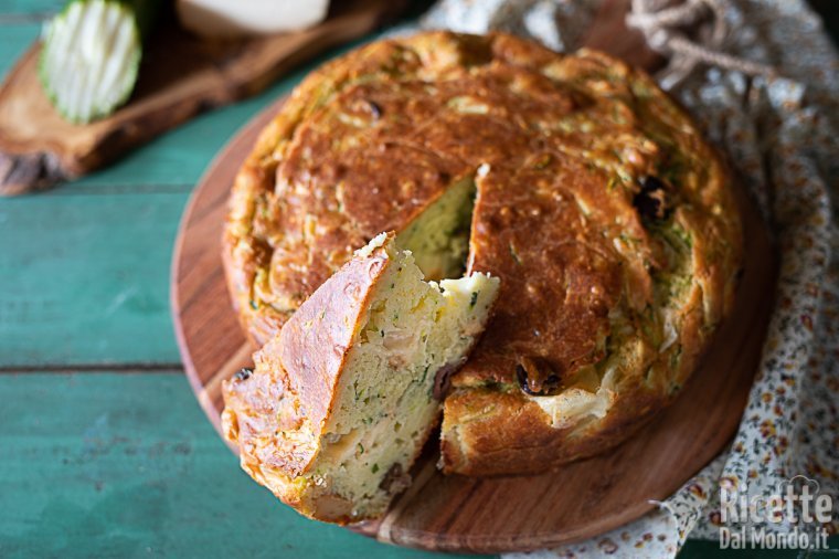 Torta salata morbida di zucchine crude grattugiate. La ricetta veloce, pronta in 5 minuti!