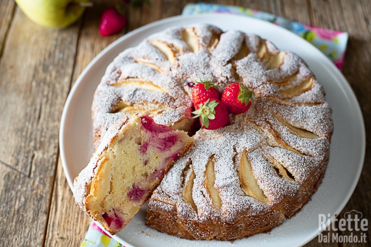Torta di mele e fragole. La ricetta per farla sofficissima!