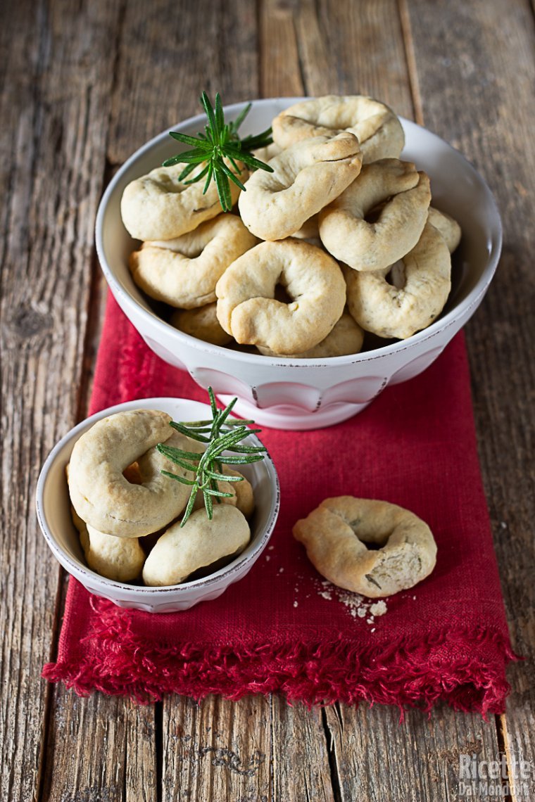 Ricetta tarallinial rosmarino con esubero di lievito madre