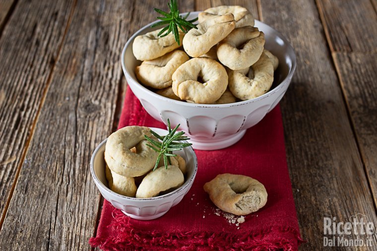 Tarallini al rosmarino con esubero di pasta madre