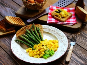 Ricetta Asparagi con uova e pane bruschettato