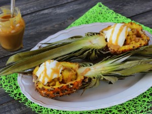 Ricetta Ananas baby con gelato alla vaniglia e salsa al caramello