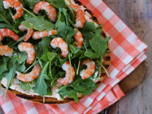 Ricetta Bruschettona con crema di salmone e gamberetti