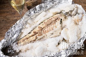 Branzino (o spigola) al sale. La ricetta per farlo perfetto in pochi minuti!