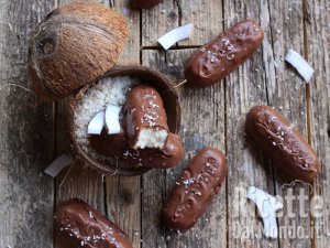 Ricetta Bounty fatti in casa. La ricetta facile dei cioccolatini al cocco