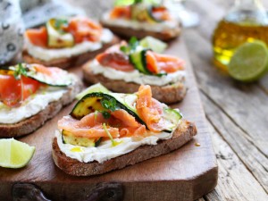Ricetta Bruschette con zucchine e salmone