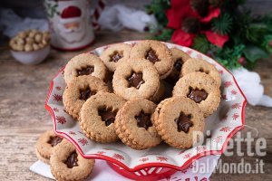 Ricetta Biscotti alle nocciole farciti. La ricetta perfetta per i biscotti di Natale!
