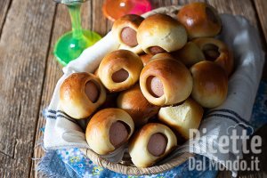 Ricetta Bocconcini di pane ai wurstel. I bocconcini di morbido pane farciti con wurstel