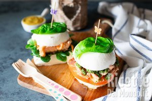 Burger di mozzarella. L'idea fresca per l'estate alternativa al classico hamburger!