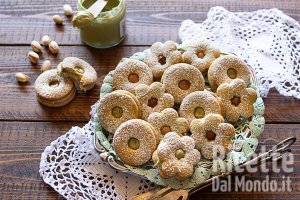 Ricetta Biscotti di frolla al pistacchio farciti. La ricetta dei frollini golosi!