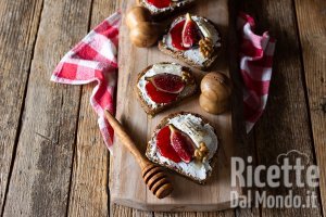 Ricetta Bruschette con ricotta di bufala, marmellata di peperoncini e fichi