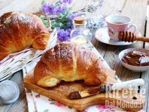 Cornetti sfogliati con lievito madre, gustosi croissant!