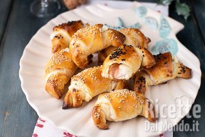 Cornetti salati di sfoglia al salmone. Il finger food facile e veloce!