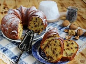 Ricetta Ciambella di ricotta con noci e gocce di cioccolato