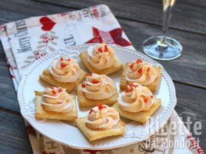 Crostini con mousse al salmone