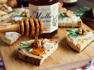 Crostini rustici con lardo e miele