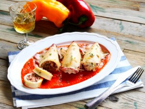 Calamari ripieni con salsa di peperoni