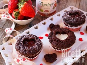 Ricetta Cupcake con cuore di confettura, deliziose piccole tortine al cioccolato