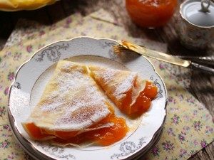 Crepes con confettura di albicocche