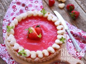 Crostata all'acqua con crema alle fragole, senza latte e senza uova