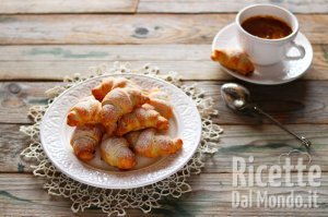 Ricetta Cornetti veloci di pasta sfoglia. La ricetta del dolce pronto in 5 minuti!