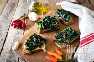 Ricetta Crostoni con cavolo nero e provola filante!