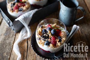 Ricetta Coppe di yogurt e frutti di bosco. Ricetta per un dessert semplice e leggero!