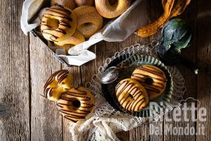 Ricetta Ciambelline alla zucca sofficissime. La ricetta per farle fritte o al forno!