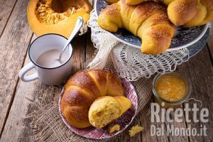 Ricetta Cornetti alla zucca. La ricetta per delle morbidissime brioches!